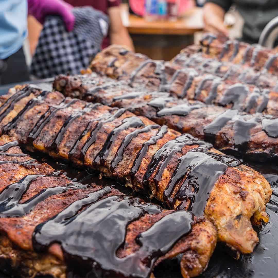 Gönne Dir zarte und saftige Spareribs mariniert mit der Barbecue Marinade Magic Dust und glasiert mit der geiksten Cherry Glasur auf Kirschbasis.