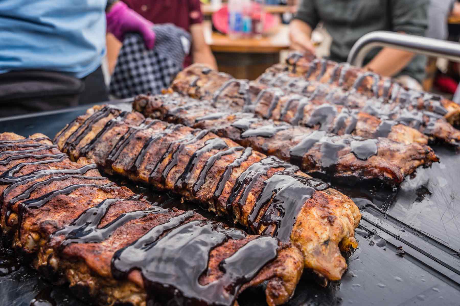 Kirsch BBQ Sauce auf Krischsaftbasis. Die beste Rippchenglasur, die man kaufen kann. Cherry Chicken Wings und Cherry Ribs wie bei den Grillprofis.